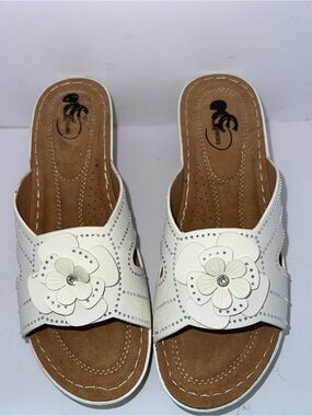 GC Shoes “Fiora” White Floral Rhinestone Wedge Slide Sandals — Size 8.5